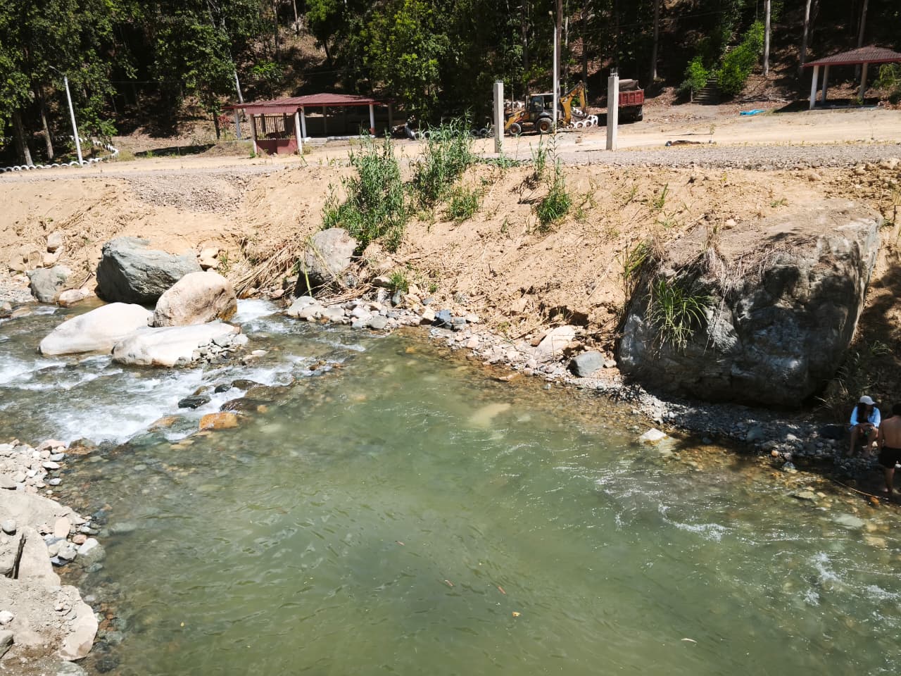 Bañistas en la Poza Natural